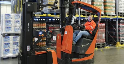 Comment les gerbeurs automatisés Toyota interagissent avec les caristes de Coop ? |Toyota Material Handling