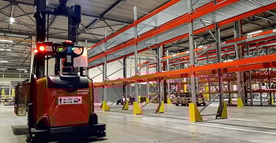 Toyota fournit Panasonic Energy en solutions guidées automatisées durables | Toyota Material Handling