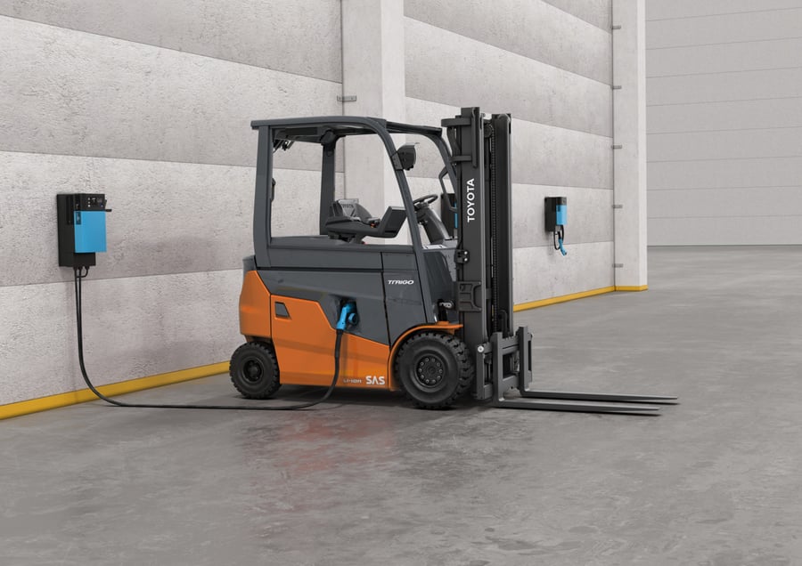 Chariot élévateur électrique Traigo80 en charge Lithium-ion | Toyota Material Handling