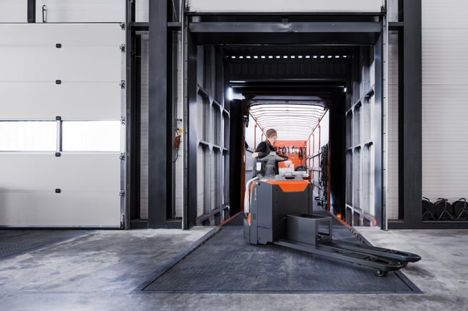 Vue sur les fourches dun chariot élévateur